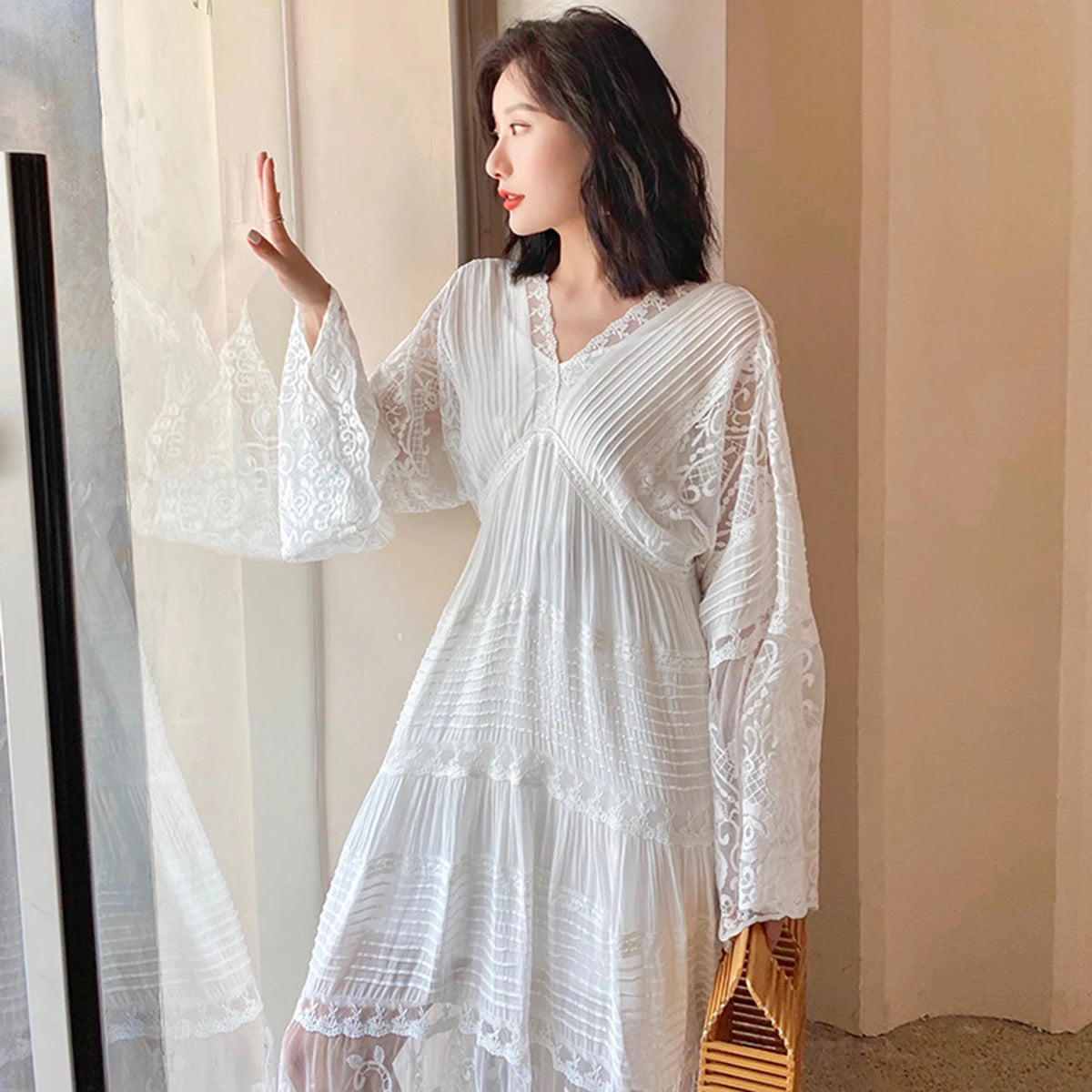 Vestido Ibicenco de Verano Blanco con Encaje Bordado y Mangas de Trompeta