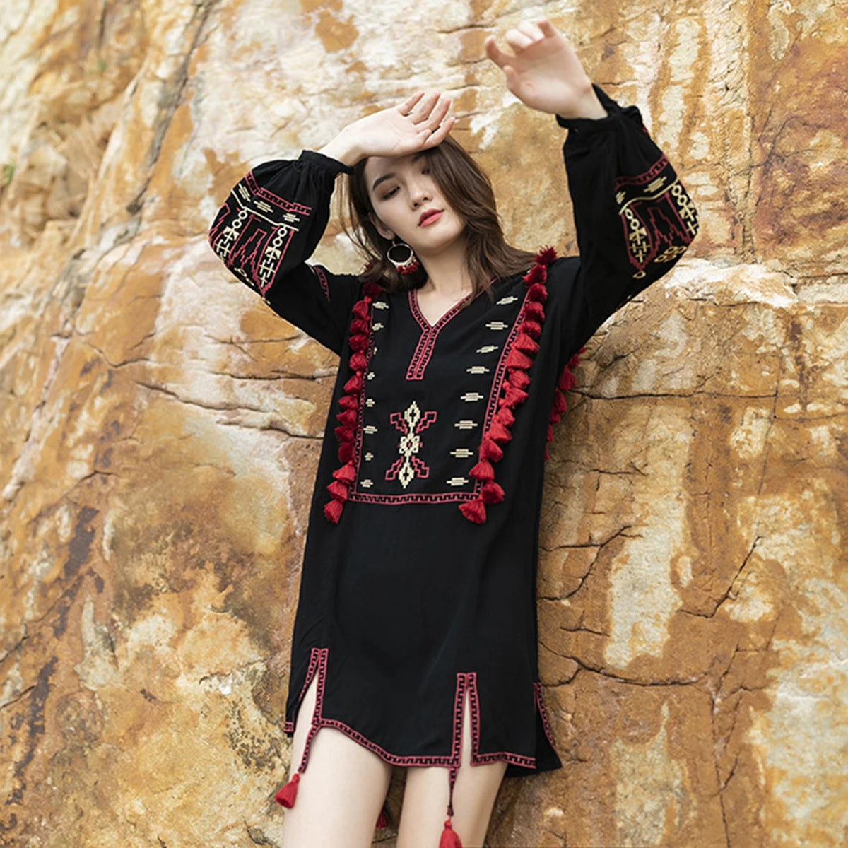 Vestido Ibicenco Bohemio con Cuello V, Mangas Largas y Detalles Vintage