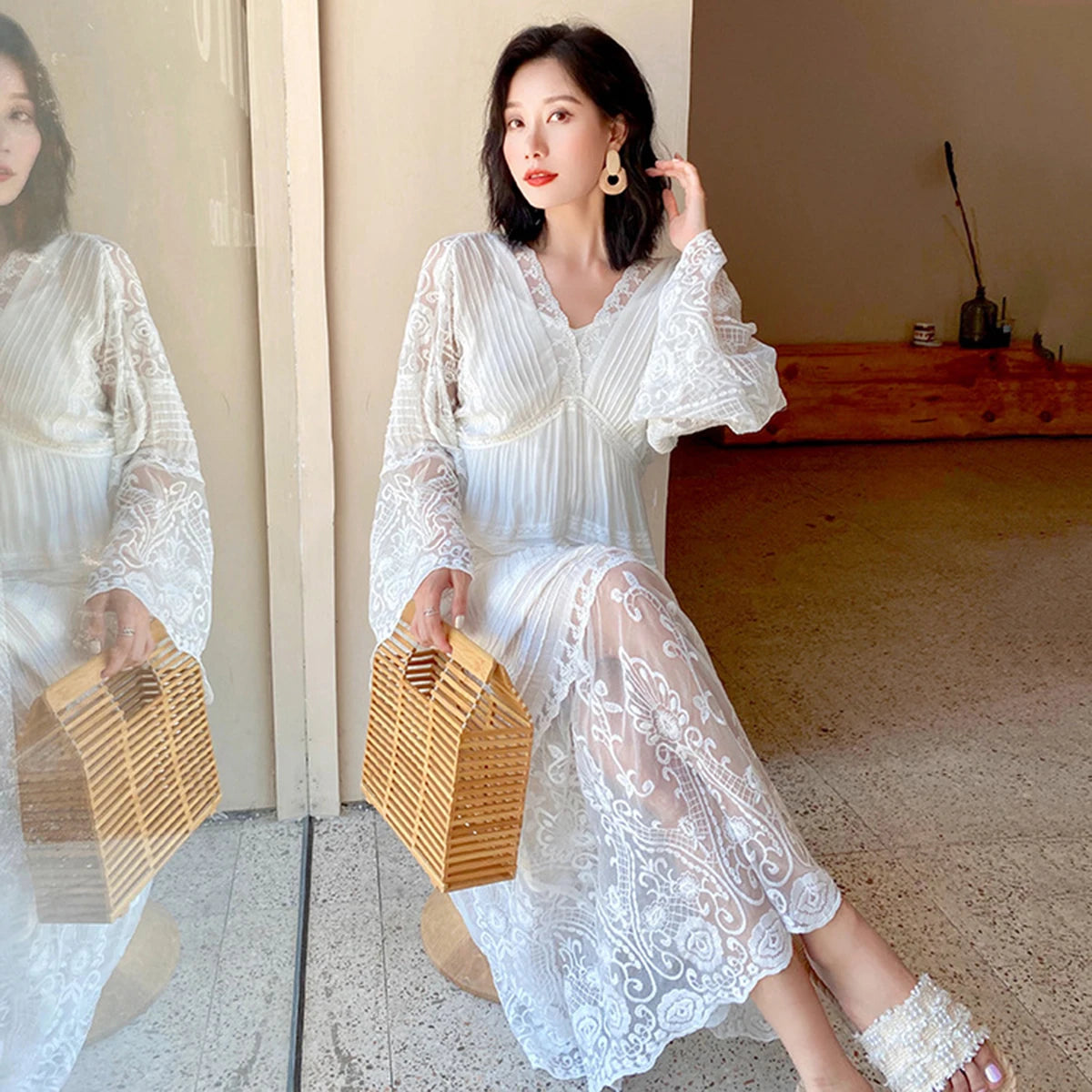 Vestido Ibicenco de Verano Blanco con Encaje Bordado y Mangas de Trompeta