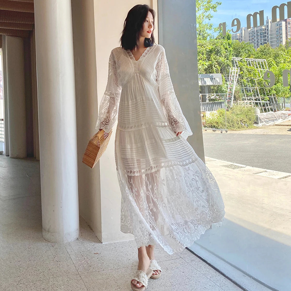 Vestido Ibicenco de Verano Blanco con Encaje Bordado y Mangas de Trompeta