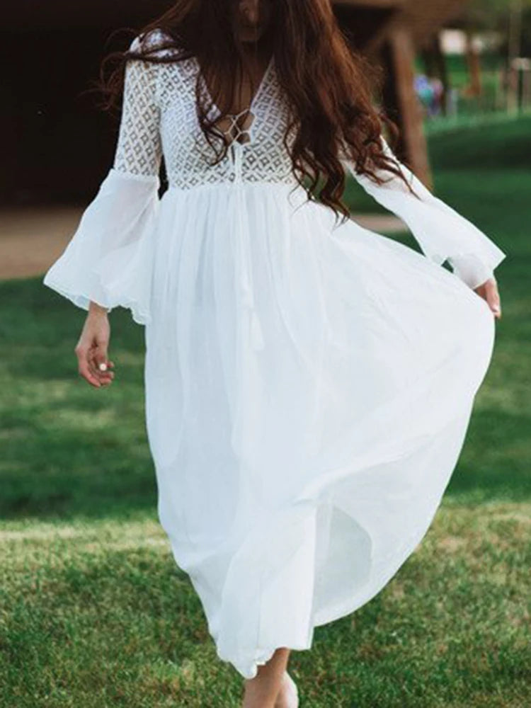 Vestido Ibicenco Largo de Encaje Blanco con Escote V y Mangas Acampanadas