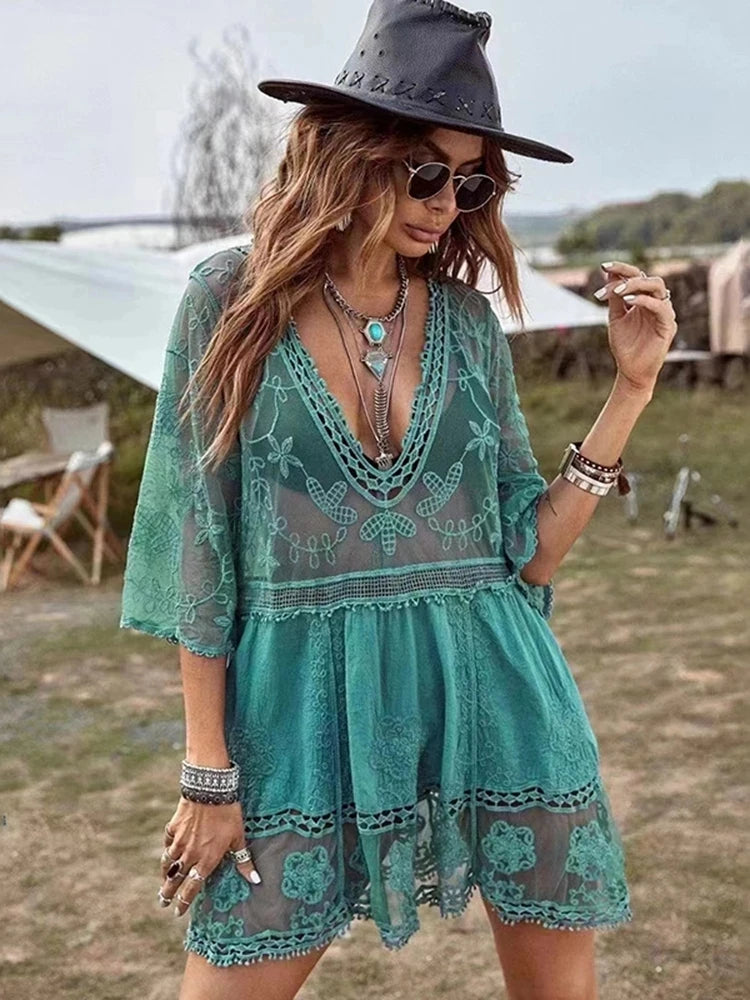 Vestido Ibicenco de Playa en Encaje, Diseño Suelto con Volantes