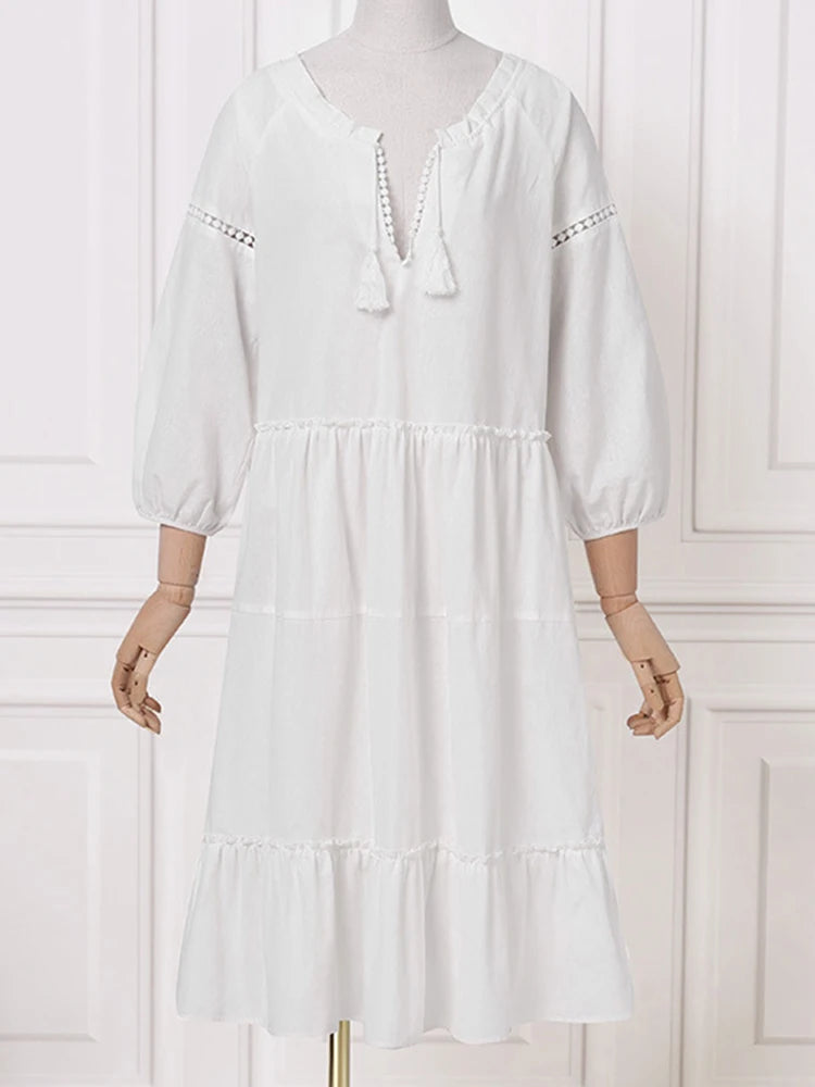 Vestido Ibicenco de Encaje Blanco con Cuello V y Bordados para Verano