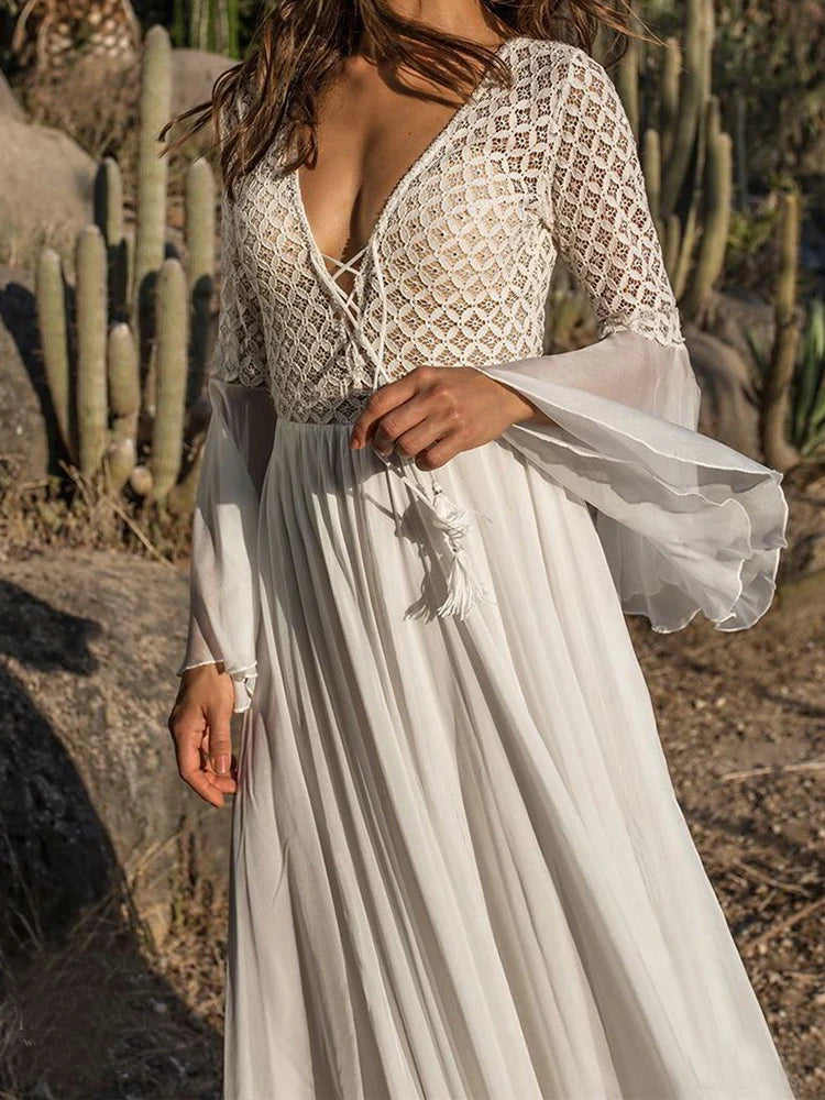 Vestido Ibicenco Largo de Encaje Blanco con Escote V y Mangas Acampanadas