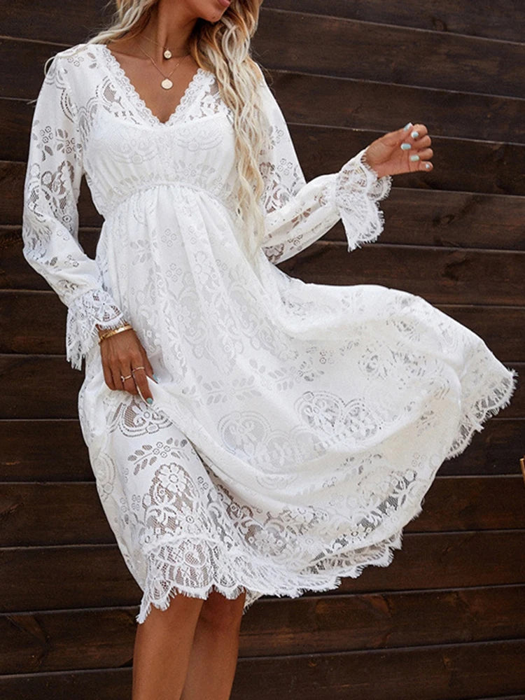 Vestido Ibicenco Largo de Encaje Blanco con Escote V y Mangas de Pétalo para Verano