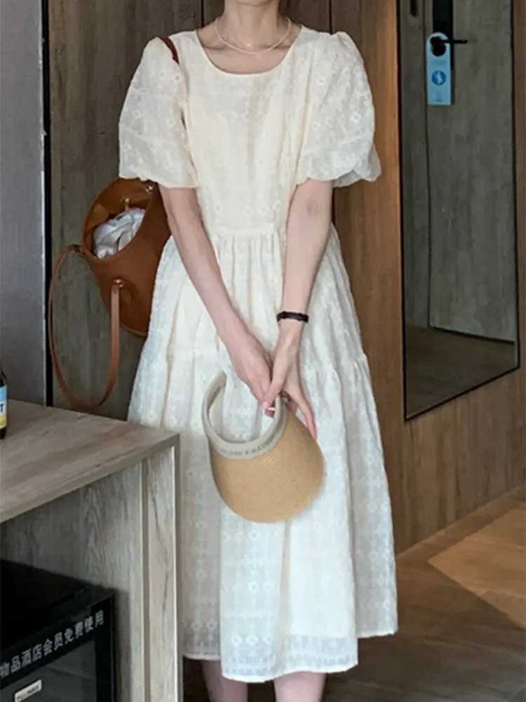 Vestido Ibicenco Blanco Midi con Bordado Delicado y Mangas Abullonadas