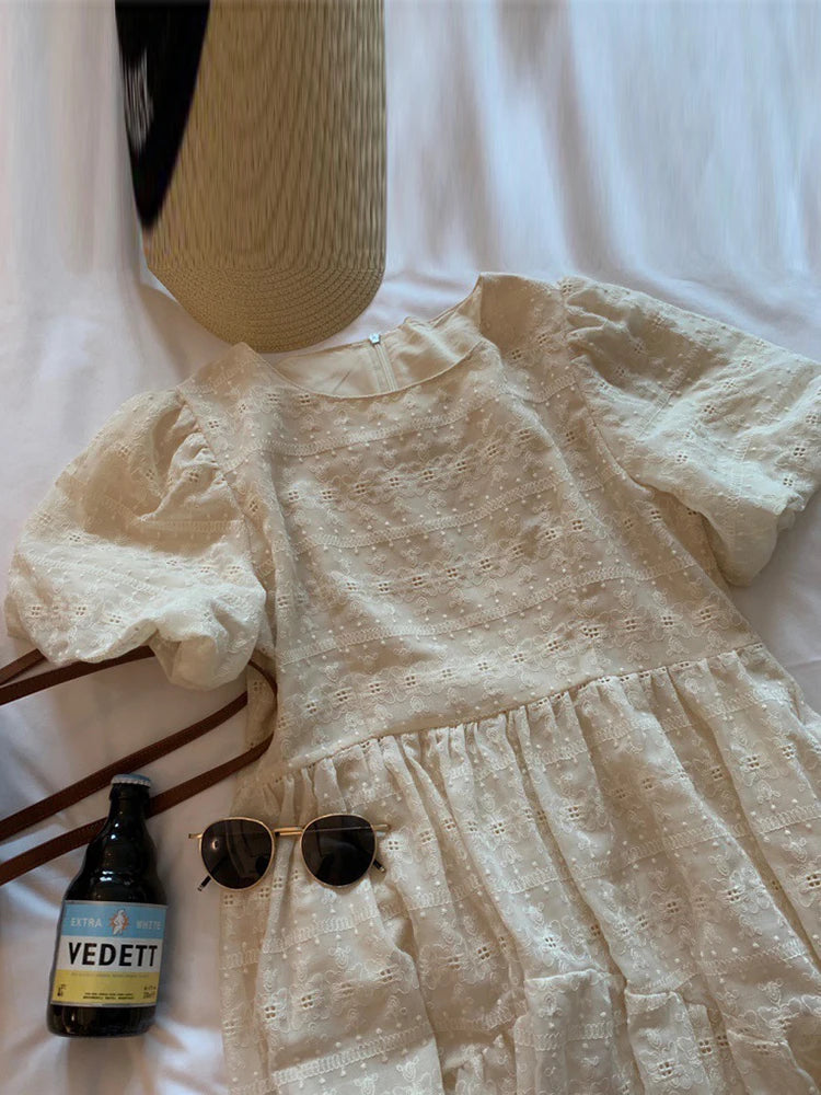 Vestido Ibicenco Blanco Midi con Bordado Delicado y Mangas Abullonadas