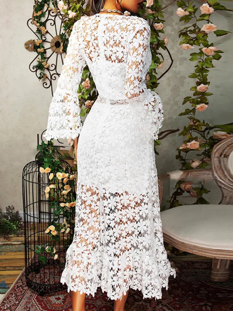 Vestido Ibicenco Largo de Encaje Blanco con Escote V y Mangas Acampanadas