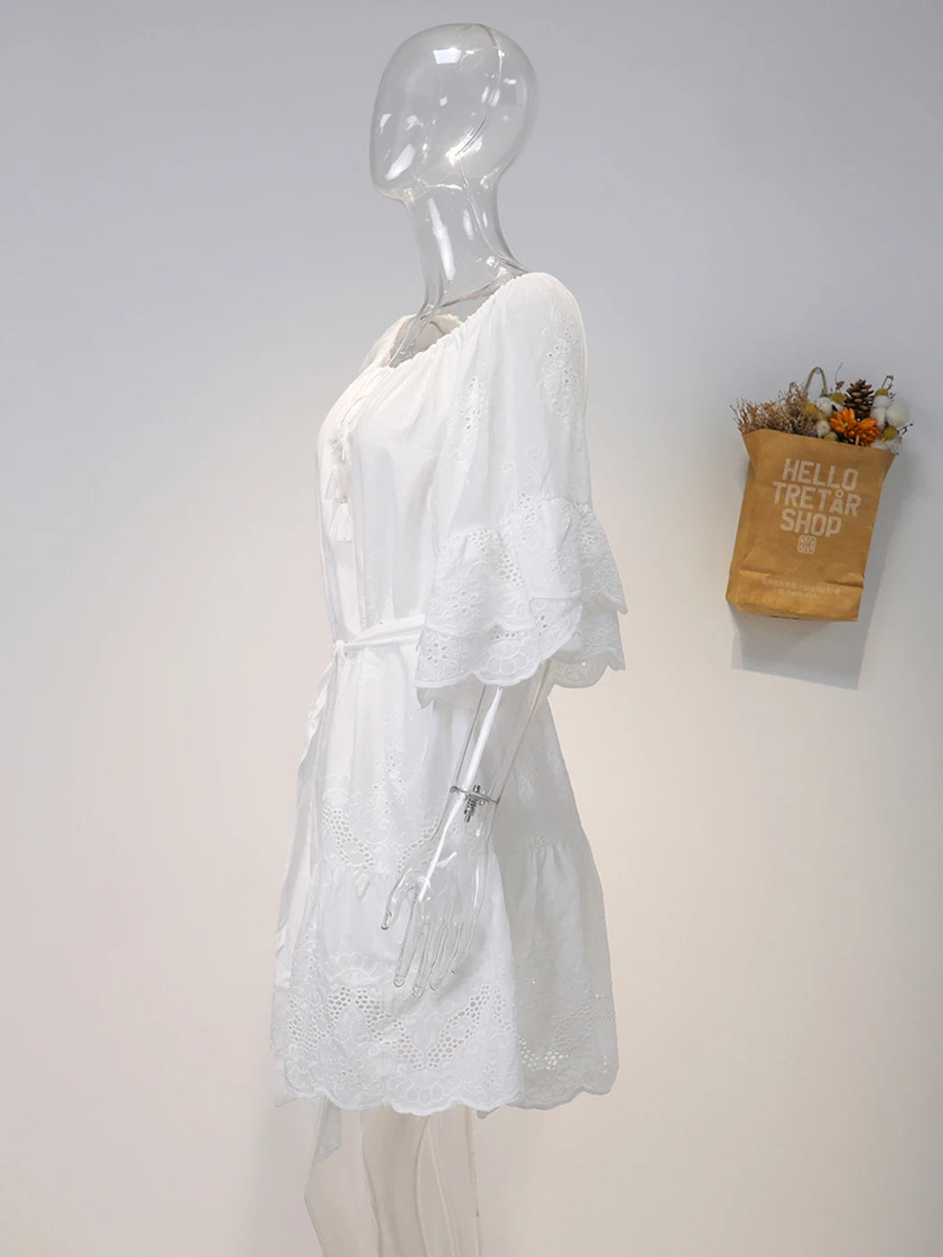 Vestido Ibicenco de Encaje Elegante con Mangas Volantes y Cuello en V para Verano