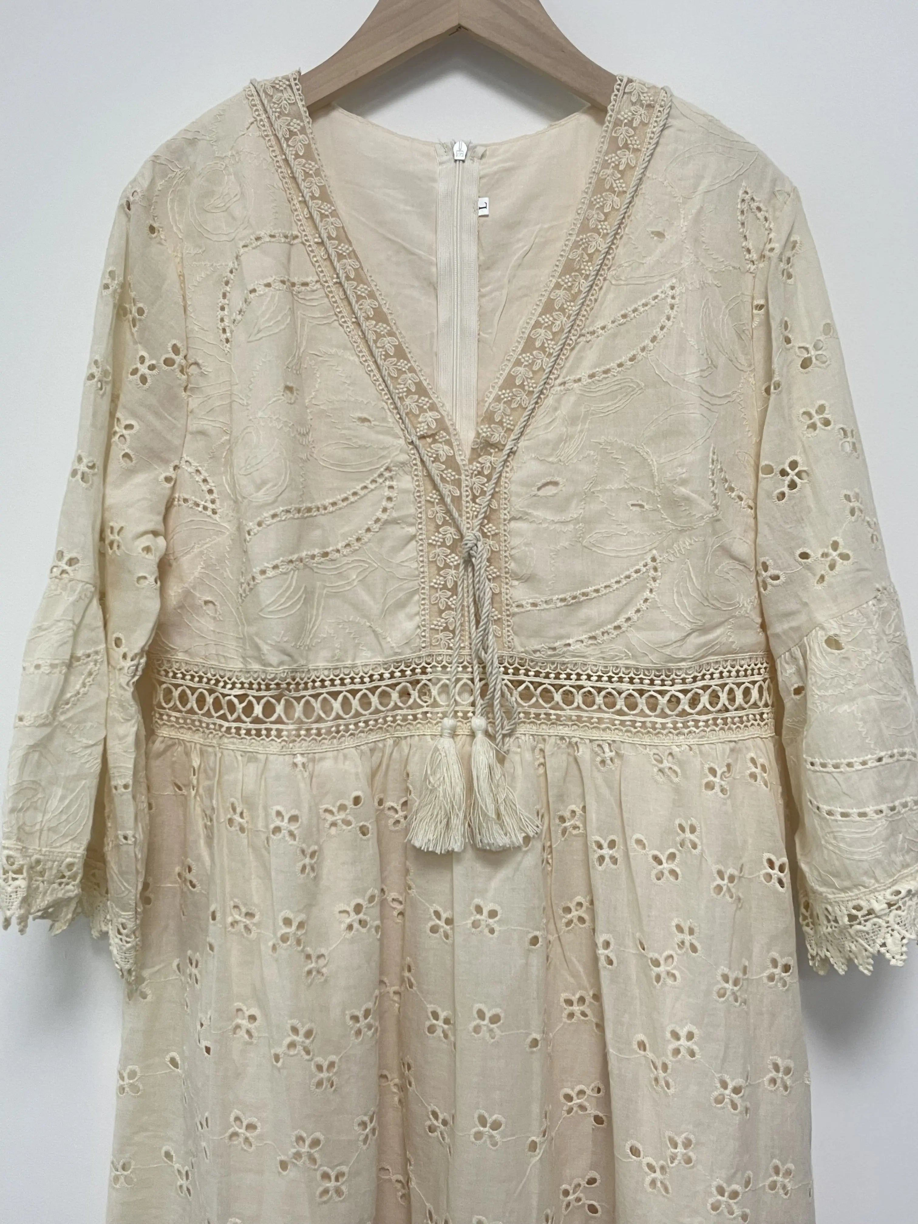 Vestido Ibicenco de Encaje Blanco con Cordones en V, Mangas Tres Cuartos y Silueta en A