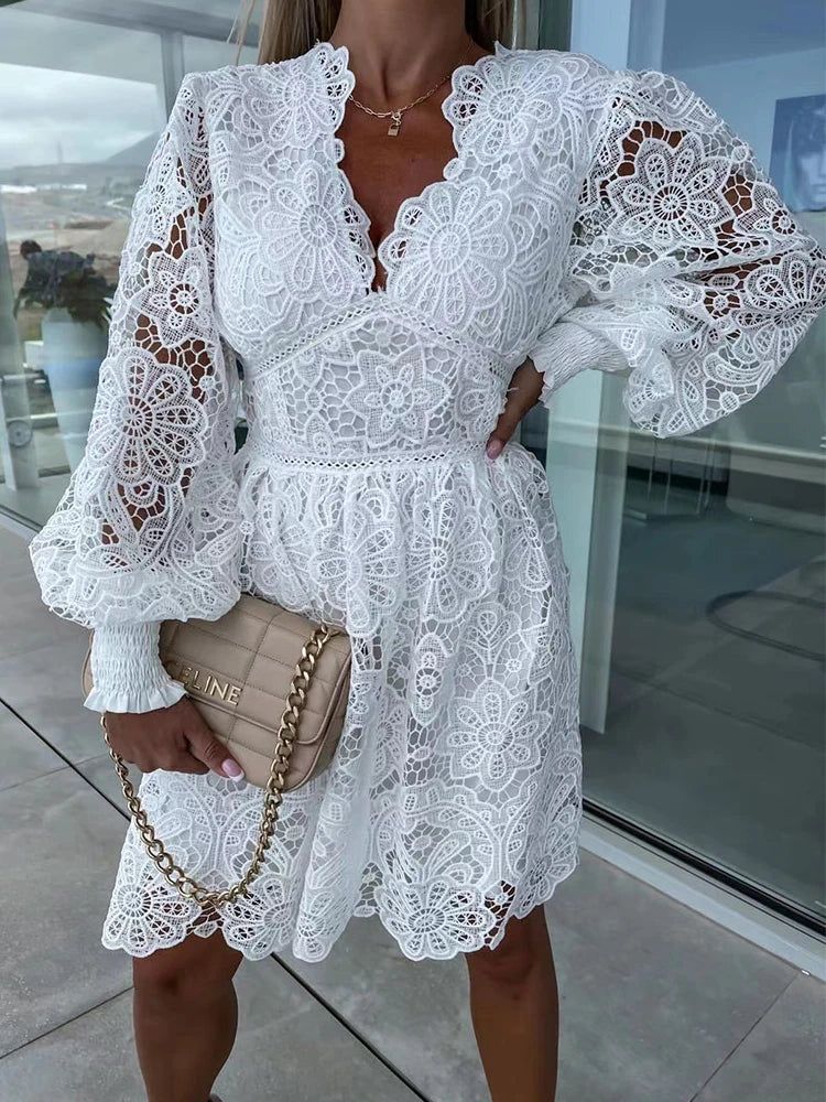 Vestido Ibicenco Blanco de Encaje Calado con Bordado Floral y Manga Larga