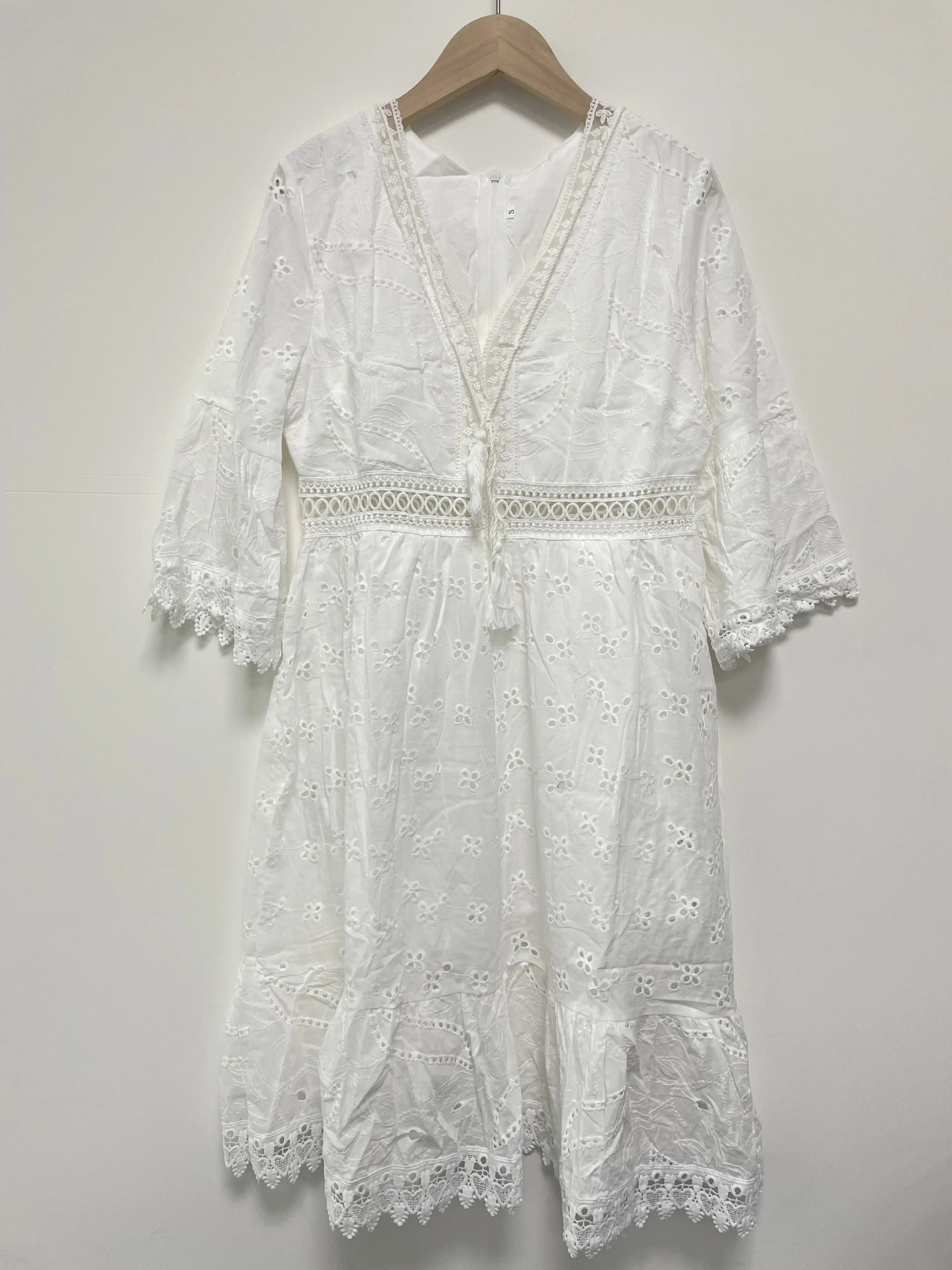 Vestido Ibicenco de Encaje Blanco con Cordones en V, Mangas Tres Cuartos y Silueta en A