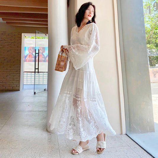 Vestido Ibicenco de Verano Blanco con Encaje Bordado y Mangas de Trompeta