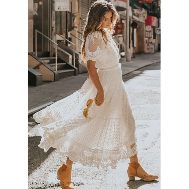 Vestido Ibicenco Largo de Encaje Blanco con Diseño Calado y Escote en V