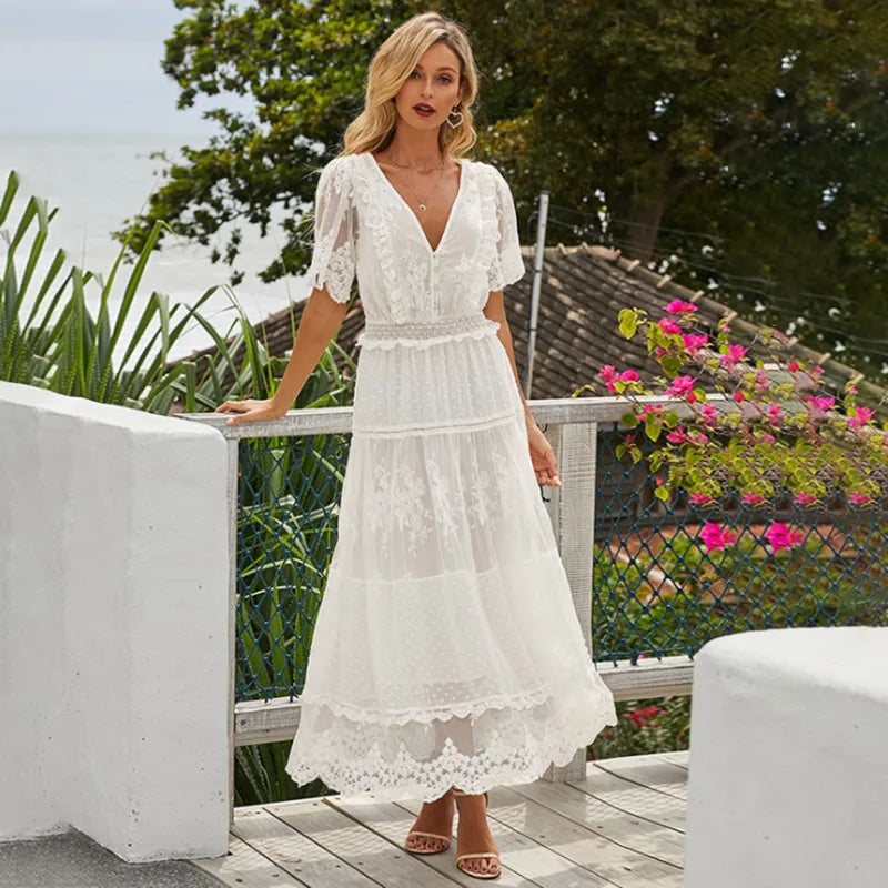Vestido Ibicenco Largo de Encaje Blanco con Diseño Calado y Escote en V