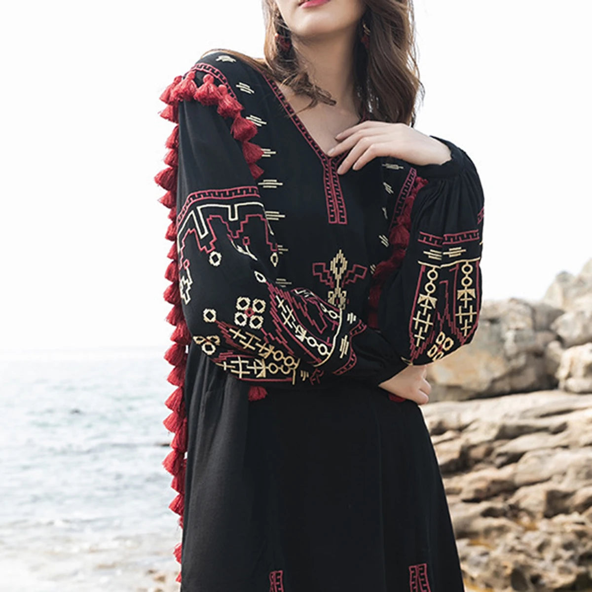 Vestido Ibicenco Bohemio con Cuello V, Mangas Largas y Detalles Vintage