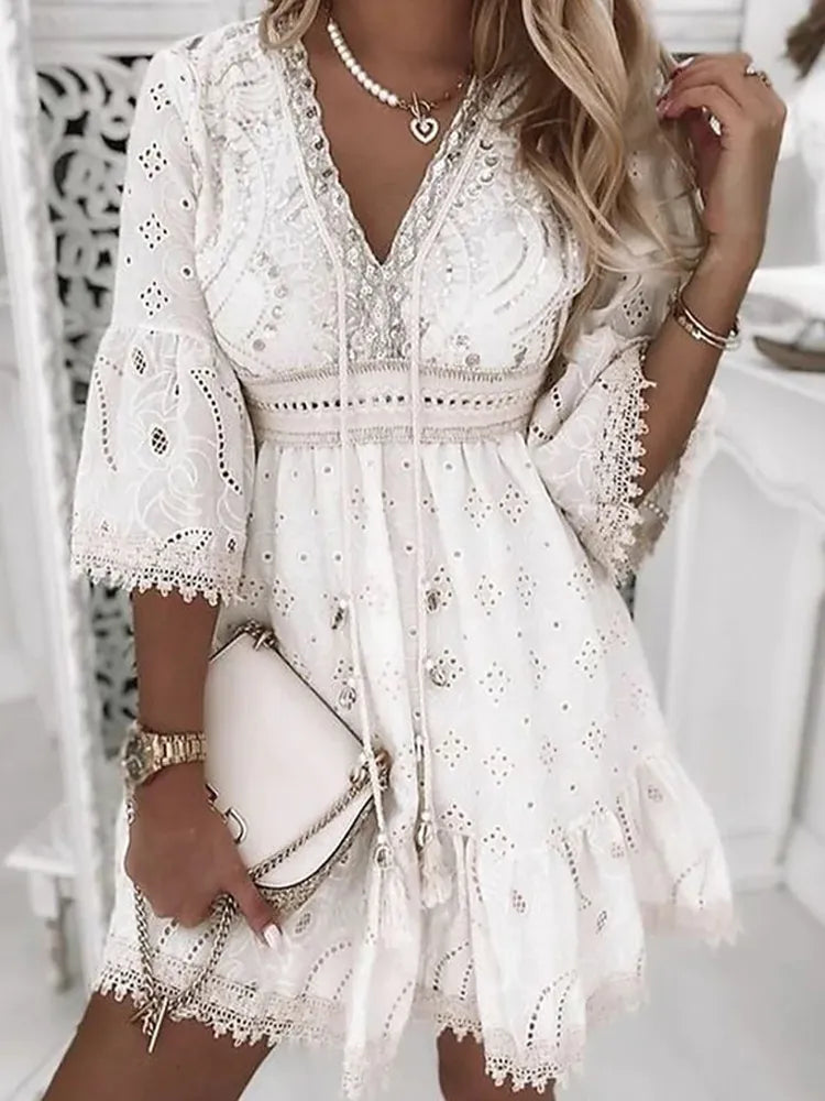 Vestido Ibicenco de Encaje Blanco con Cordones en V, Mangas Tres Cuartos y Silueta en A