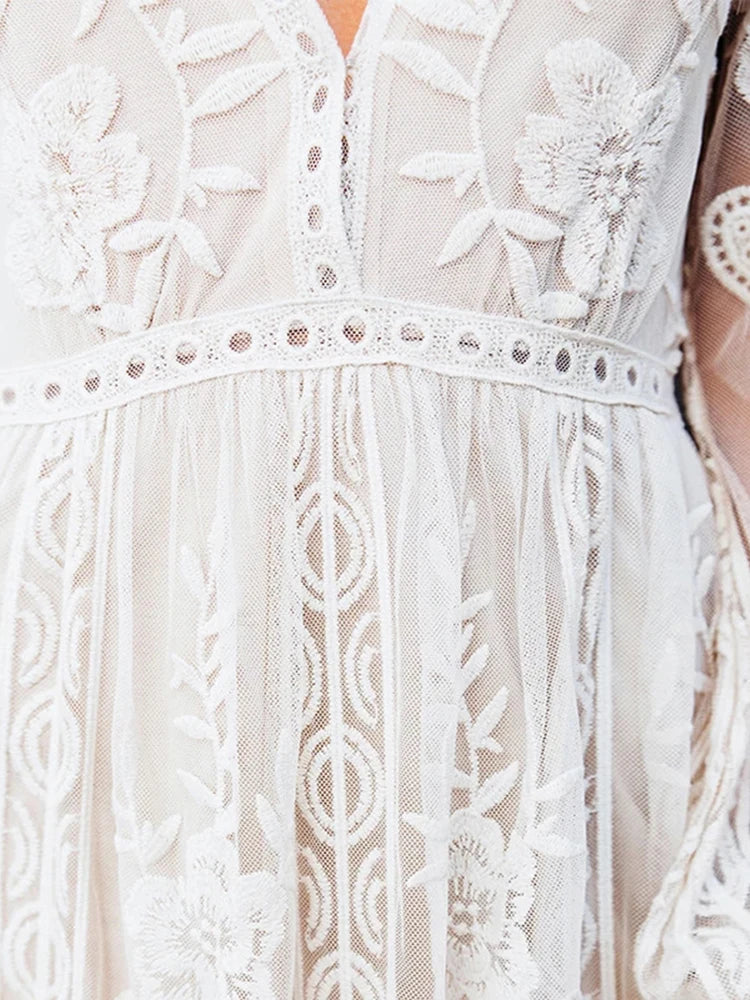 Vestido Ibicenco Bohemio de Encaje Blanco con Bordados y Cuello en V