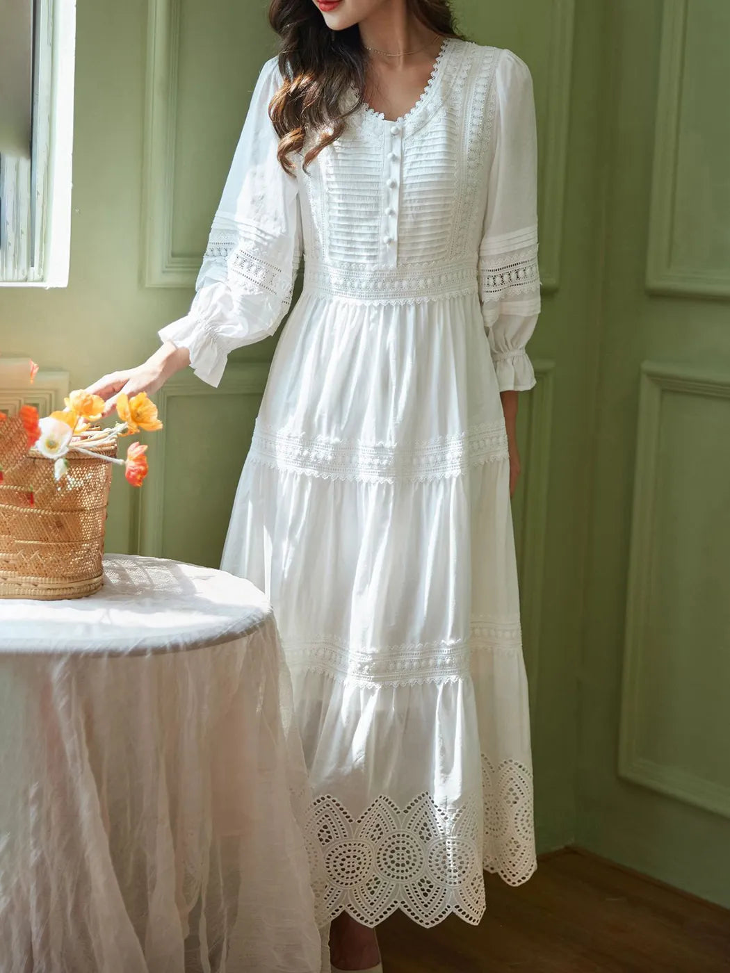 Vestido Ibicenco Blanco de Encaje con Cuello V y Mangas Farol Boho Chic