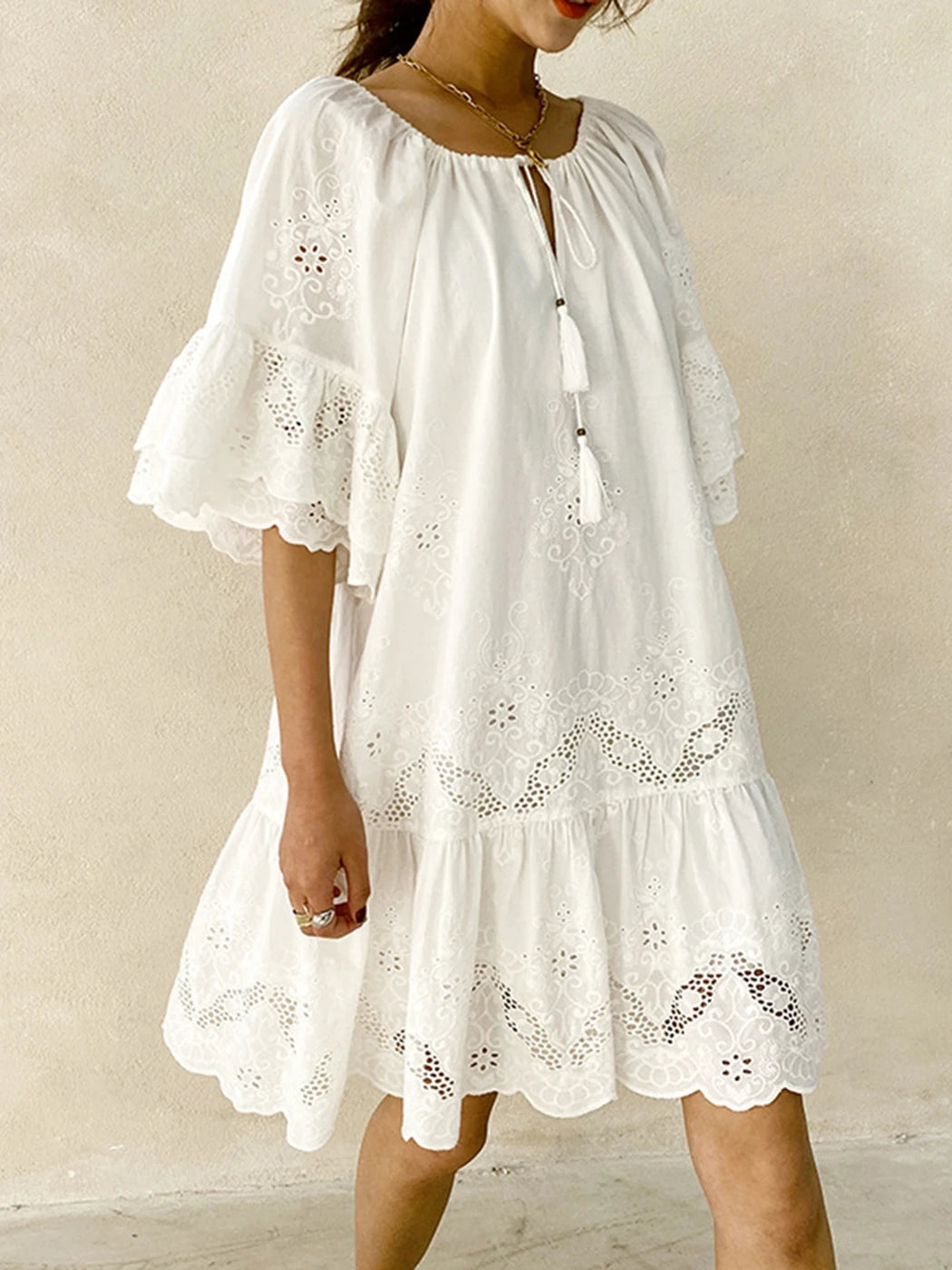 Vestido Ibicenco de Encaje Elegante con Mangas Volantes y Cuello en V para Verano