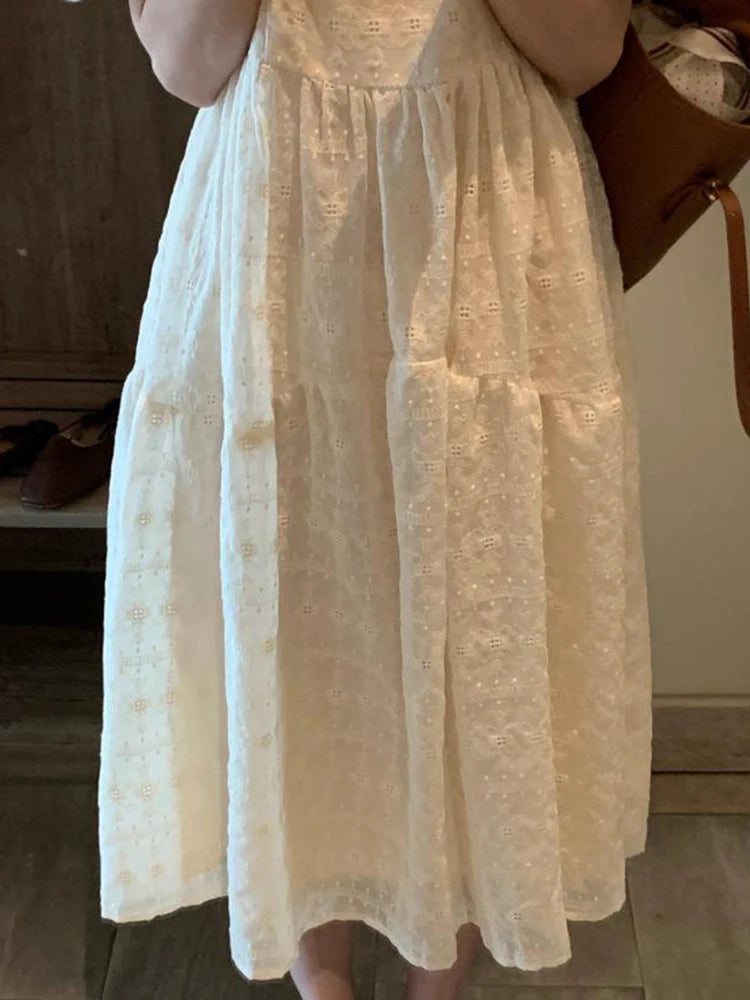 Vestido Ibicenco Blanco Midi con Bordado Delicado y Mangas Abullonadas