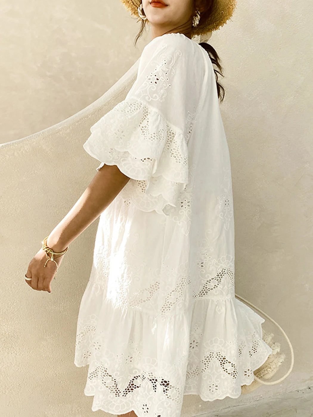 Vestido Ibicenco de Encaje Elegante con Mangas Volantes y Cuello en V para Verano