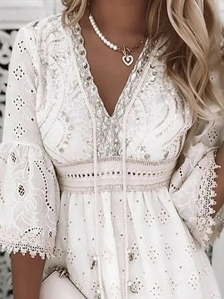Vestido Ibicenco de Encaje Blanco con Cordones en V, Mangas Tres Cuartos y Silueta en A