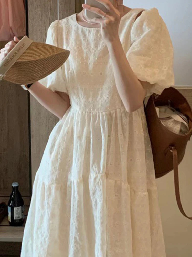 Vestido Ibicenco Blanco Midi con Bordado Delicado y Mangas Abullonadas