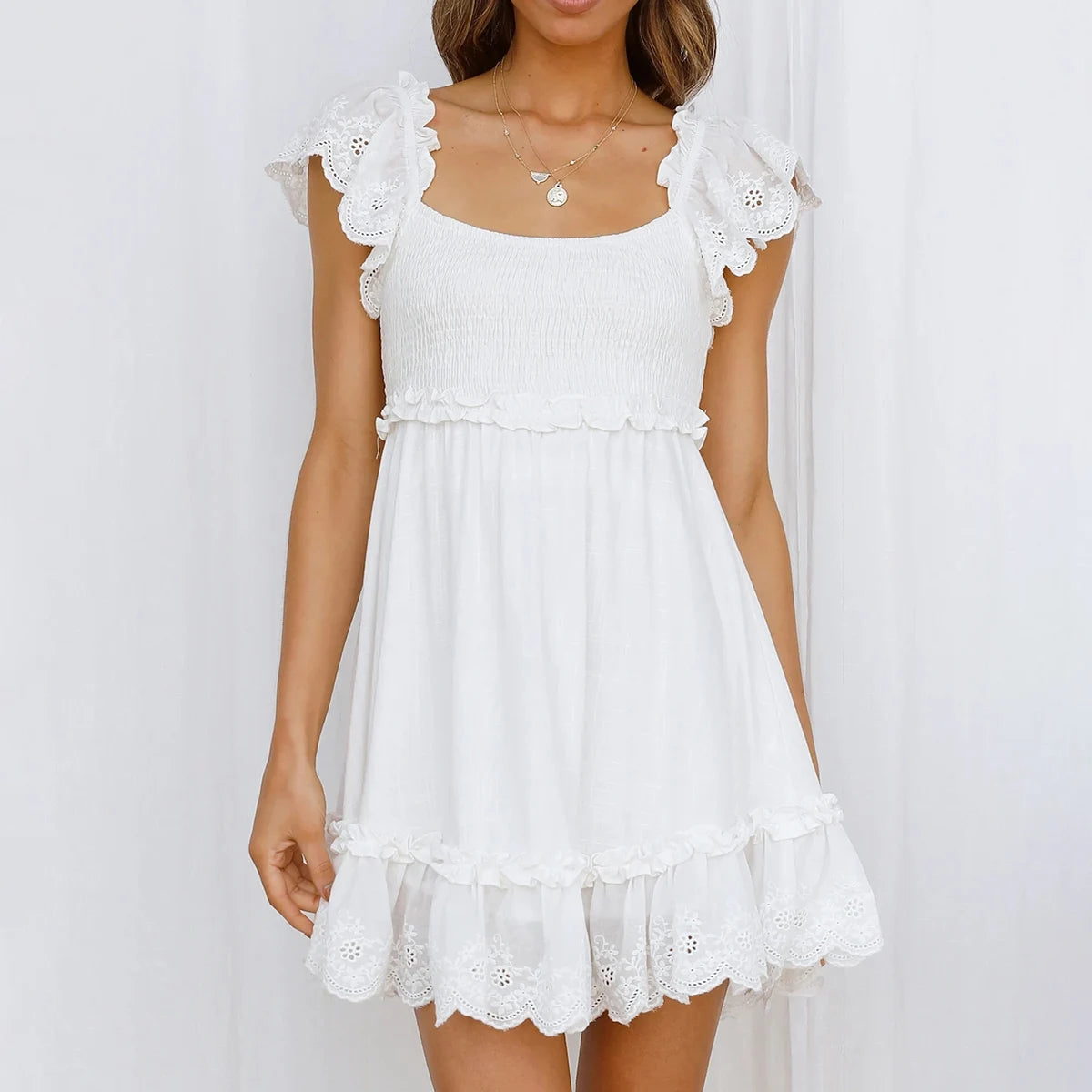 Vestido Ibérico de Encaje Blanco, Mini, Cuello Cuadrado y Mangas de Mariposa