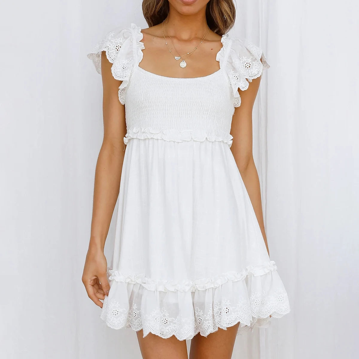 Vestido Ibicenco de Encaje Blanco, Mini, Cuello Cuadrado y Mangas de Mariposa