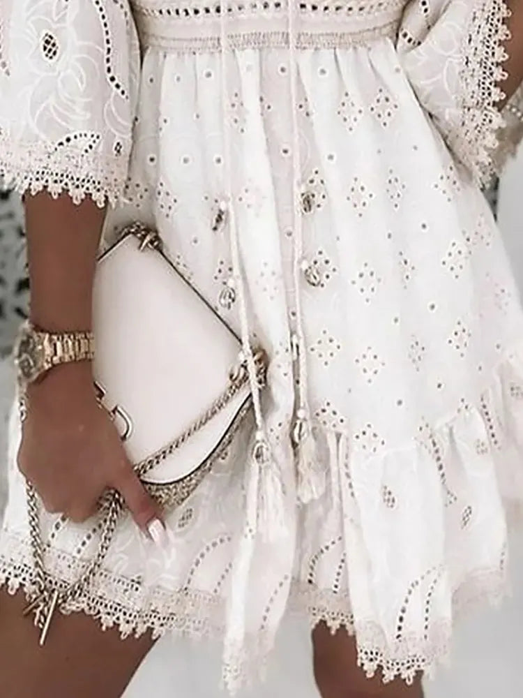 Vestido Ibicenco de Encaje Blanco con Cordones en V, Mangas Tres Cuartos y Silueta en A