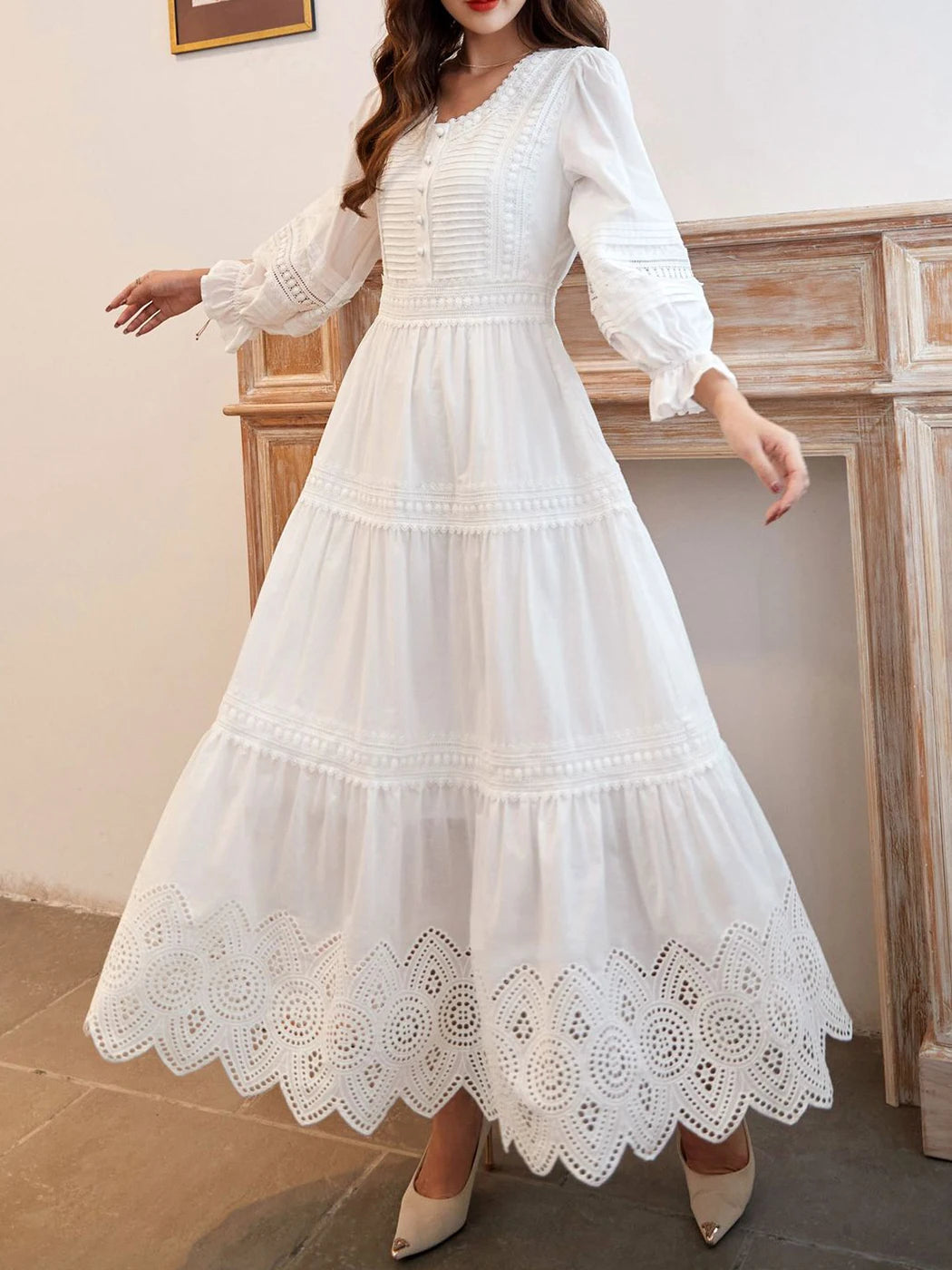 Vestido Ibicenco Blanco de Encaje con Cuello V y Mangas Farol Boho Chic