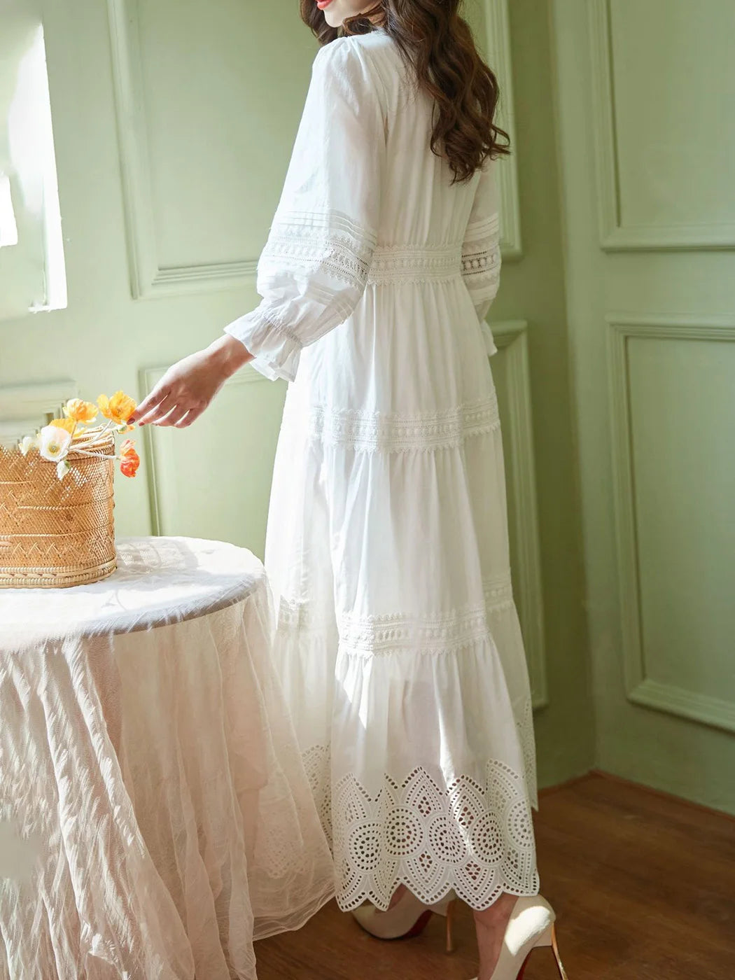 Vestido Ibicenco Blanco de Encaje con Cuello V y Mangas Farol Boho Chic