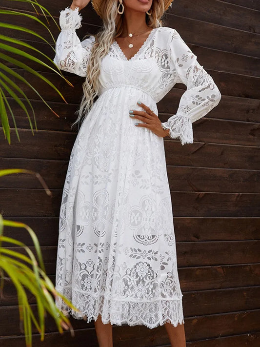 Vestido Ibicenco Largo de Encaje Blanco con Escote V y Mangas de Pétalo para Verano