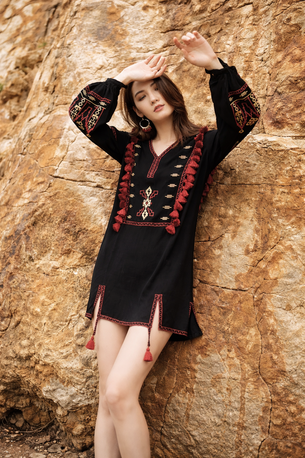 Vestido Ibicenco Bohemio con Cuello V, Mangas Largas y Detalles Vintage short black boho dress