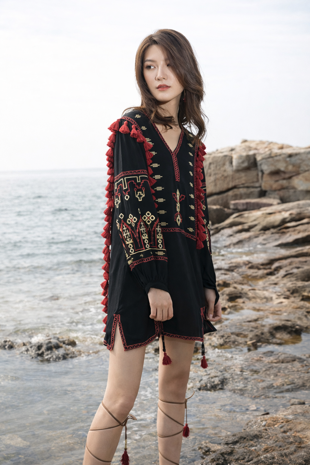 Vestido Ibicenco Bohemio con Cuello V, Mangas Largas y Detalles Vintage short black boho dress