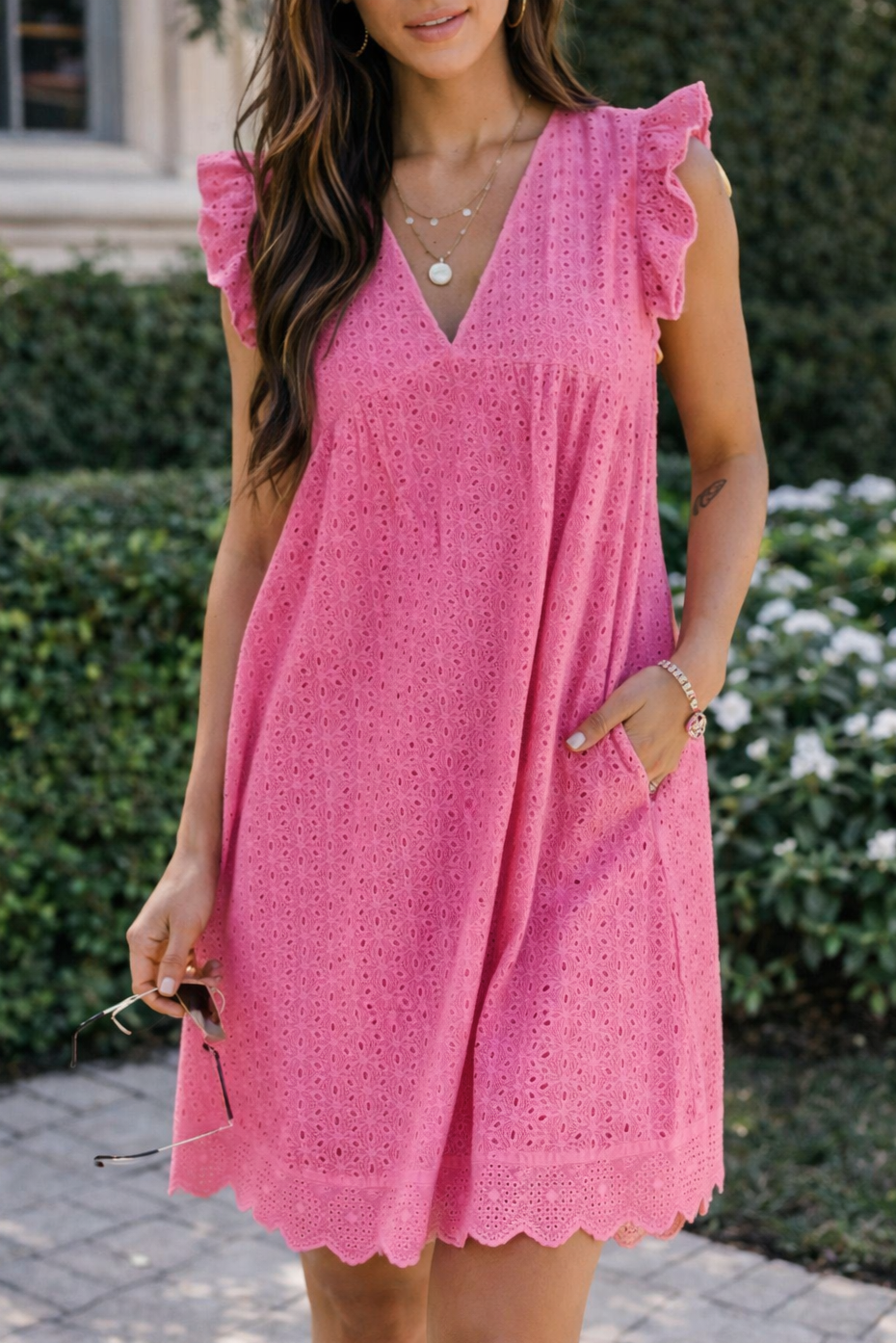 Vestido Ibicenco de Encaje Calado con Cuello V, Volantes y Shorts Incorporados rosa brilliante hot pink boho dress